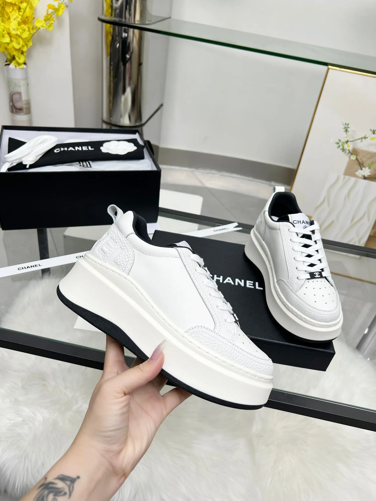 👟👟Ex-factory price 540👟👟 CHANEL 25C spring and summer new sports shoes official website is available at the same time ❤️ Counter out-of-stock kings. Major bloggers are recommending new styles on social days. This season’s new styles are simply eye-catching and look great on the feet. The casual casual sports style is refreshing and natural, interpreting Chanel’s fashionable femininity. The overall customization makes all sports shoes on the market at that time obsolete. This series is now available for sale! The upper is made of custom imported pebbled calf leather ➕ custom frosted calf leather. The lining is made of original one-to-one professionally customized mesh. Hardware accessories. Original full set of molds (not common in the market). Original custom molded TPU combination outsole. Height 4 cm. Women's size 35-39.